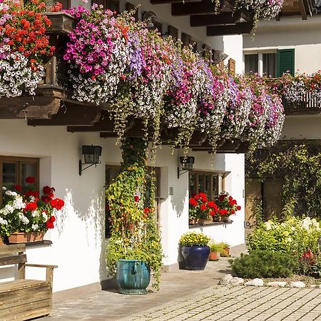 Hotel Gratschwirt Dobbiaco Exterior photo